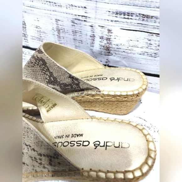 Andre Assous Sandals Gold Snakeskin size 8.5 39 Boho Beach Vacation Wedge - Picture 3 of 5
